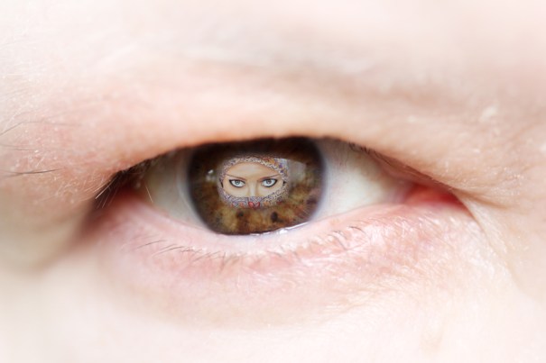 130627 S oeil_Femme voilée